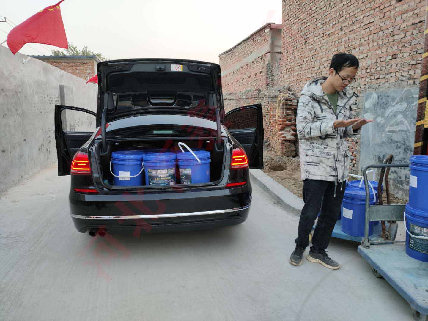 客戶自提混凝土密封固化劑裝車展示 客戶自提混凝土密封固化劑裝車展示