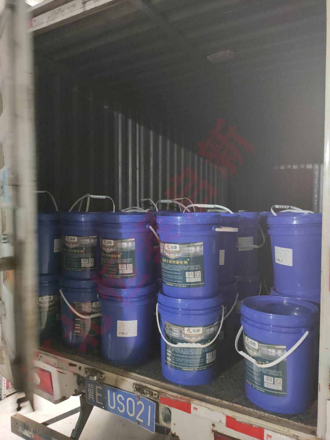 客戶自提混凝土密封固化劑裝車展示 客戶自提混凝土密封固化劑裝車展示