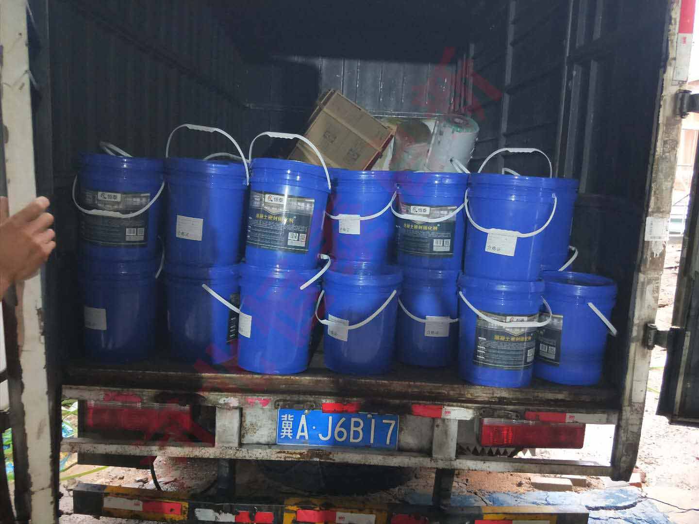 客戶自提混凝土密封固化劑裝車展示 客戶自提混凝土密封固化劑裝車展示