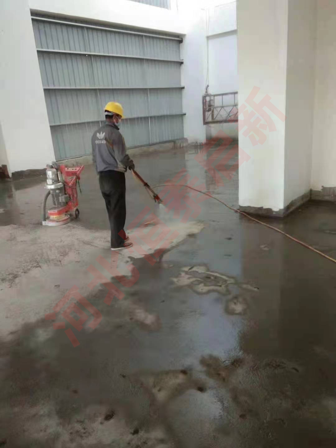 混凝土固化劑潑灑之后打磨地面案例展示 混凝土固化劑潑灑之后打磨地面案例展示