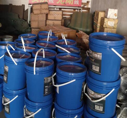 金剛砂地面出現(xiàn)這種情況只能用混凝土固化劑解決 金剛砂地面出現(xiàn)這種情況只能用混凝土固化劑解決