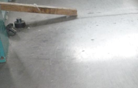 地面有油污使用混凝土固化劑之前該怎么清理？