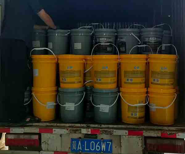 混凝土固化劑和拋光液裝車中 混凝土固化劑和拋光液裝車中