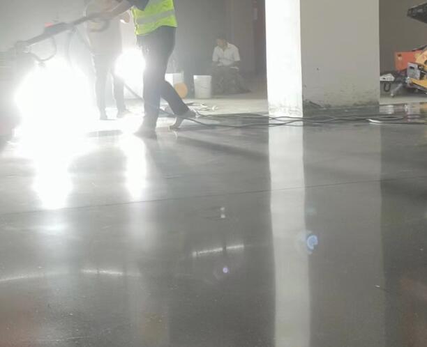 使用固化劑做固化地坪需要的設(shè)備有哪些 使用固化劑做固化地坪需要的設(shè)備有哪些