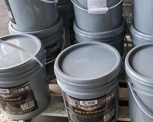 做有顏色的固化地坪是先上固化劑還是染色劑？